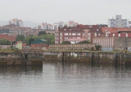 Vista de la dársena de Naval Gijón, donde se construirá un paseo litoral