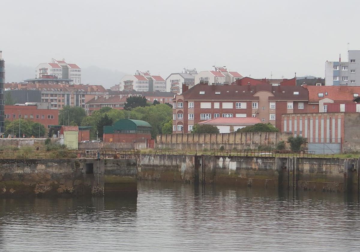 Vista de la dársena de Naval Gijón, donde se construirá un paseo litoral