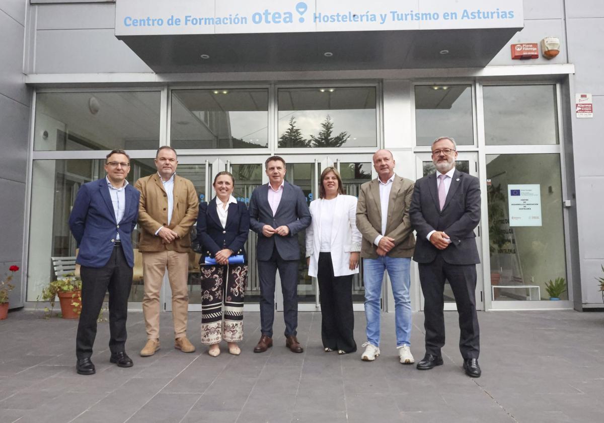 Fernando Corral, Carlos Paniceres, María Calvo, José Luis Álvarez Almeida, Gimena Llamedo, Javier Martínez y Alfredo García.