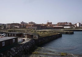 Franja costera de Naval Gijón, que se urbanizará como paseo litoral.