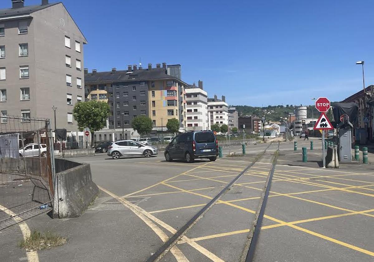 Antiguo paso a nivel de Langreo Centro, que una vez urbanizado se convertirá en una rotonda