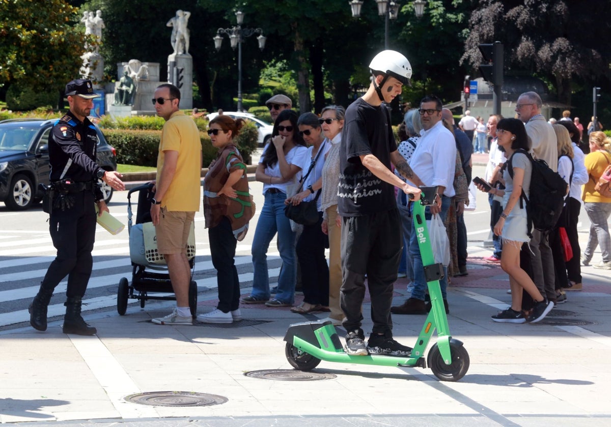 Un joven monta un patinete en la plaza de La Escandalera.
