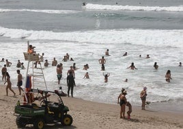 Bañistas en la playa de Salinas.