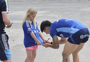 Los jugadores del Real Oviedo saludaron a los aficionados en el entrenemiento de este jueves.
