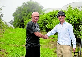 Toño García, de Arándanos La Peña, con Antonio Ferrero, director de la zona de Asturias de BBVA.