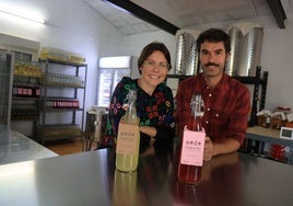 Rebeca Cerezo y Víctor Marchena, en su kombuchería.