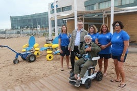 Por la izquierda, Silvia Vigil, Gilberto Villoria, Belén Fernández, Alejandro Catrain, Mónica Sánchez y Beatriz Menéndez, ayer, en la playa de Poniente, delante del edificio de equipamiento accesible.