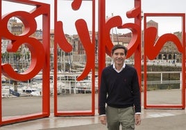 Marcelino García, posando para EL COMERCIO delante de 'Las Letronas'.