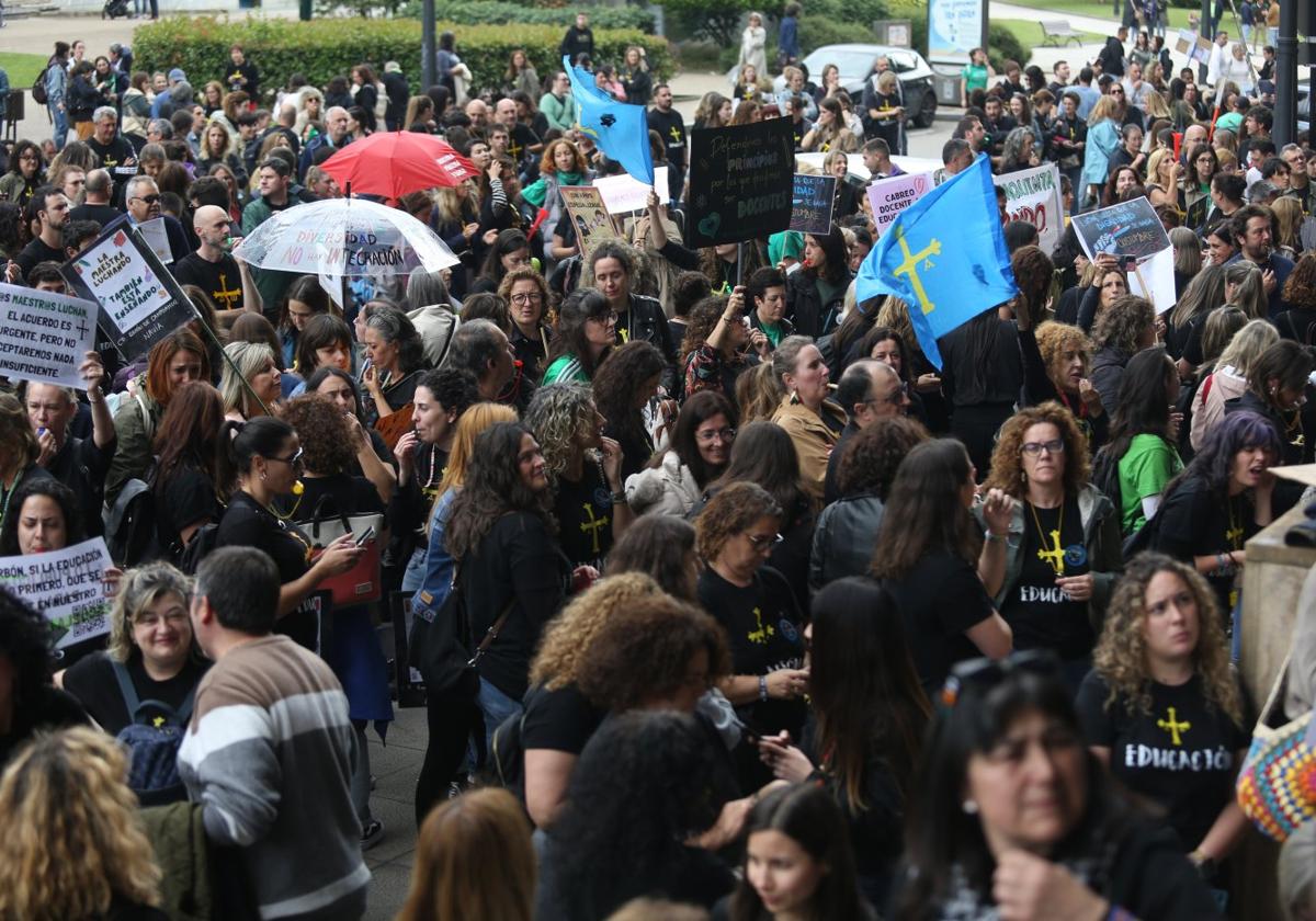 Marea negra. Ha sido la gran protagonista del conflicto, con miles y miles de docentes portando la emblemática camiseta con la Cruz de la Victoria.