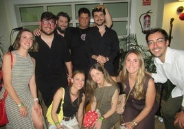 Los componentes del grupo De Sur a Norte con varios asistentes a la fiesta andaluza que tuvo lugar en Umami.