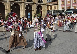Las Aniciadoras de Pillarno, figuras femeninas inspiradas en Las Salguerinas, llamaron la atención.