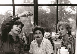 Mary-Claire enseña una muestra a dos de las abuelas argentinas.