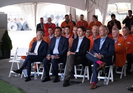 El presidente de Arcelor, Lakshmi Mittal, y el primer ministro de Canadá de entonces, Justin Trudeau, ambos en el centro, en la colocación de la primera piedra del proyecto de DRI en la planta de Dofasco, en Canadá, en 2022.