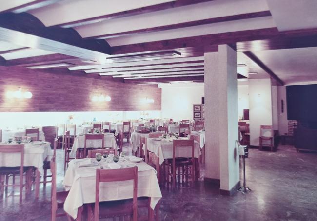 Imagen del comedor de Casa Fermín cuando el negocio aún estaba en El Cristo, en el local con gran terraza que ocupó hasta 1983.