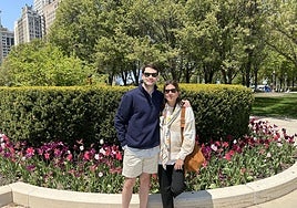 Héctor con Lupe, su mujer, en el Millenium Park de Chicago.