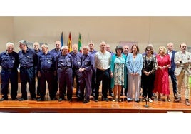 Los galardonados con la directiva de los Humanitarios de Moreda, este viernes.
