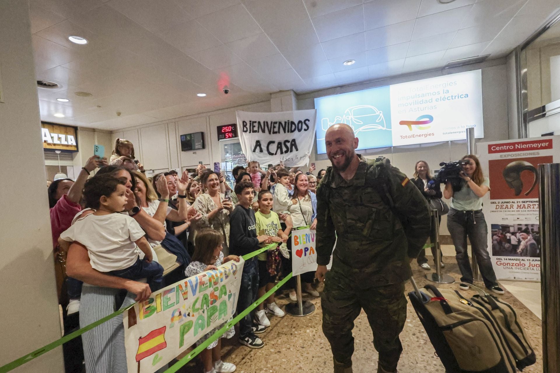 Fotos: Lágrimas y abrazos en un día de recibimientos en el aeropuerto a los militares de Cabo Noval