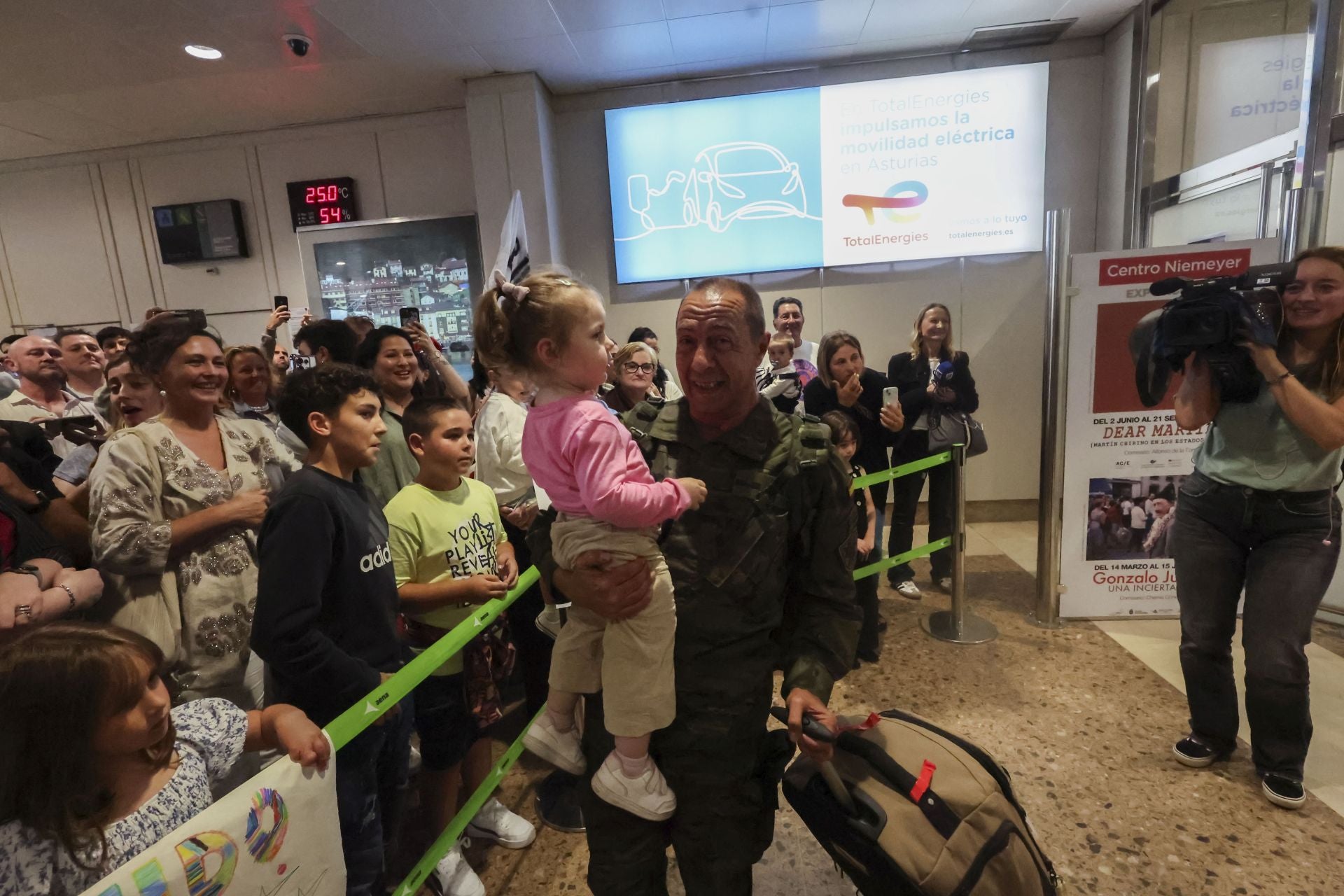 Fotos: Lágrimas y abrazos en un día de recibimientos en el aeropuerto a los militares de Cabo Noval