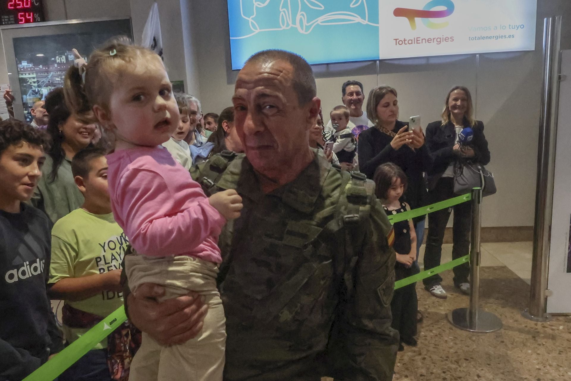 Fotos: Lágrimas y abrazos en un día de recibimientos en el aeropuerto a los militares de Cabo Noval