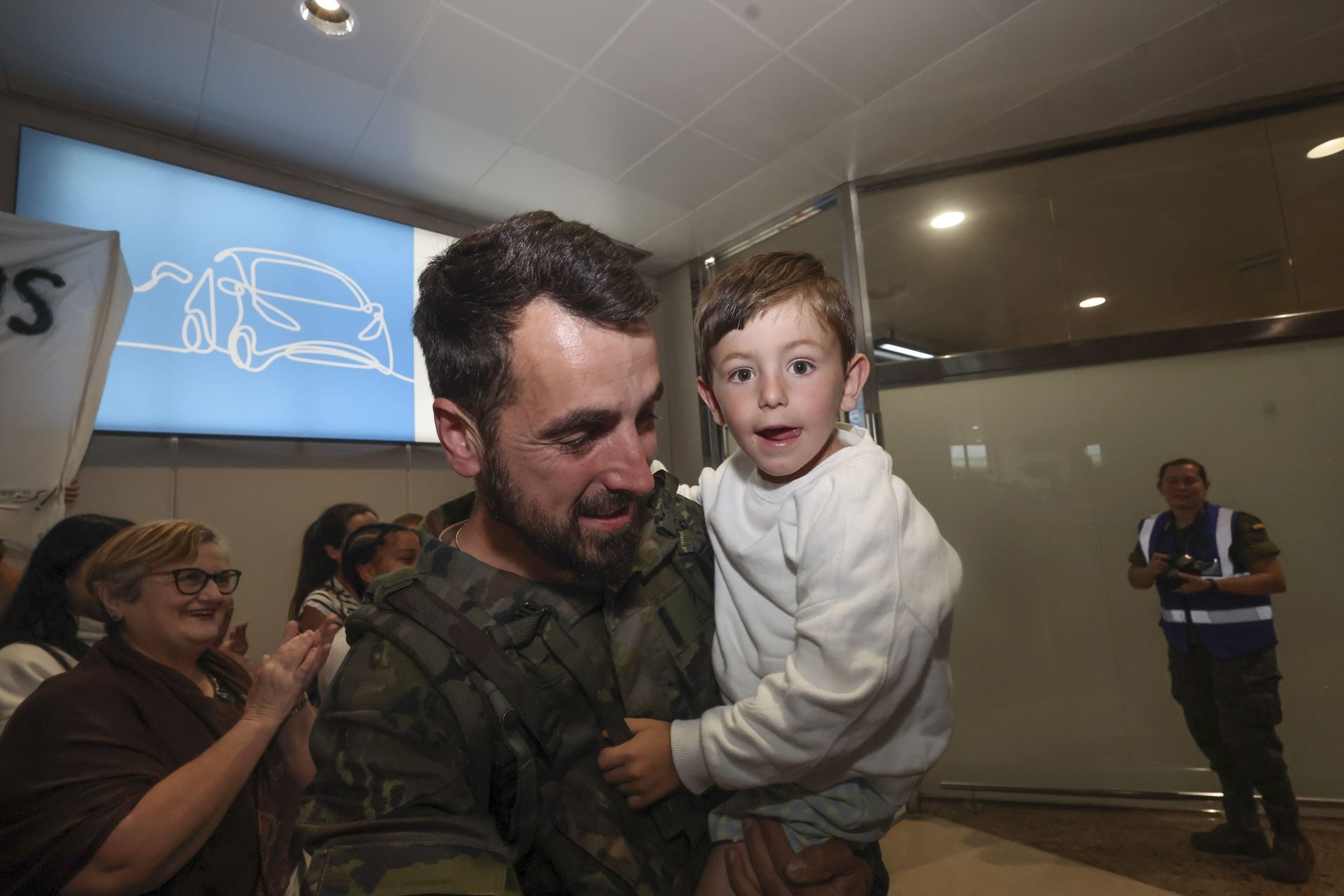 Fotos: Lágrimas y abrazos en un día de recibimientos en el aeropuerto a los militares de Cabo Noval