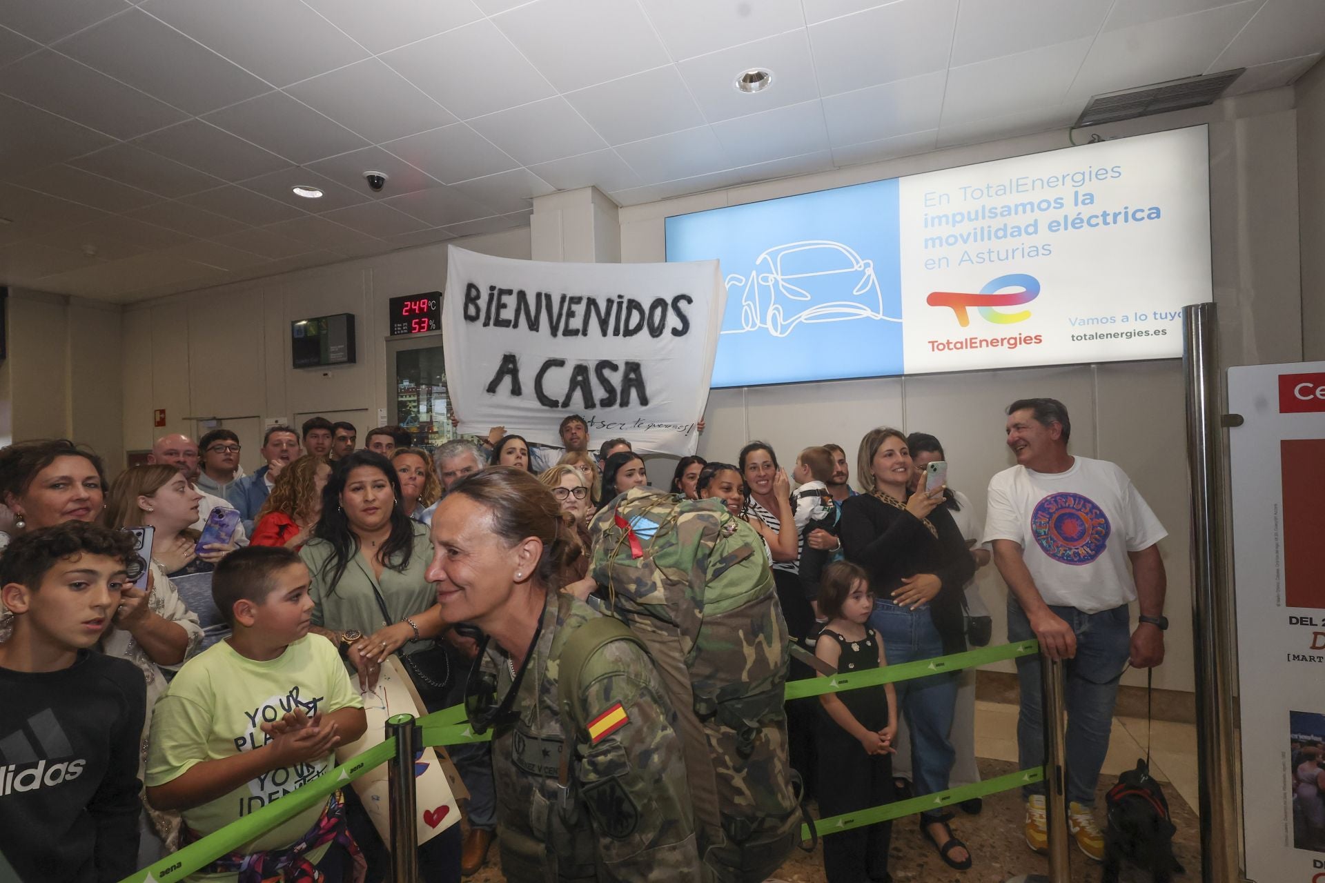 Fotos: Lágrimas y abrazos en un día de recibimientos en el aeropuerto a los militares de Cabo Noval