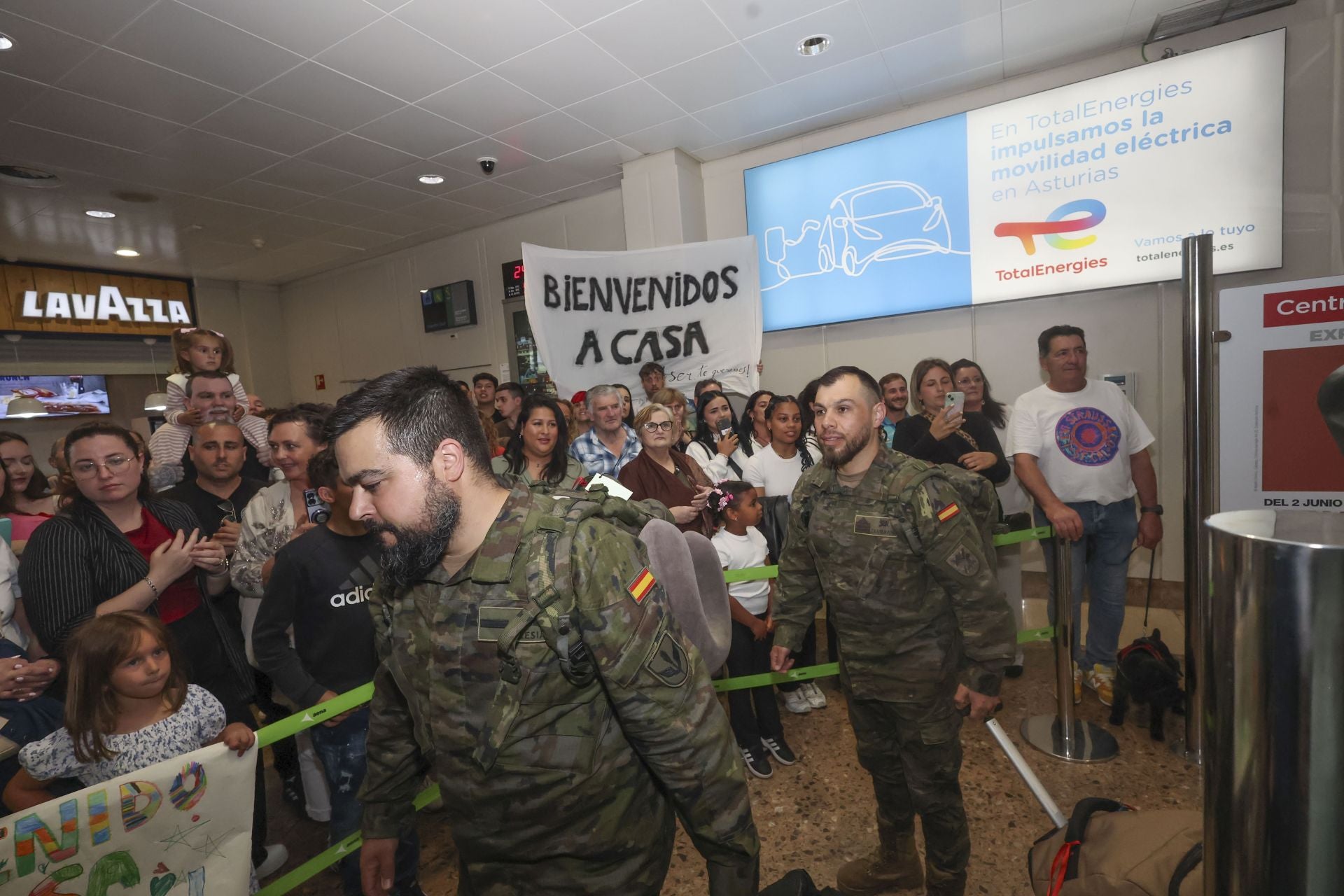 Fotos: Lágrimas y abrazos en un día de recibimientos en el aeropuerto a los militares de Cabo Noval