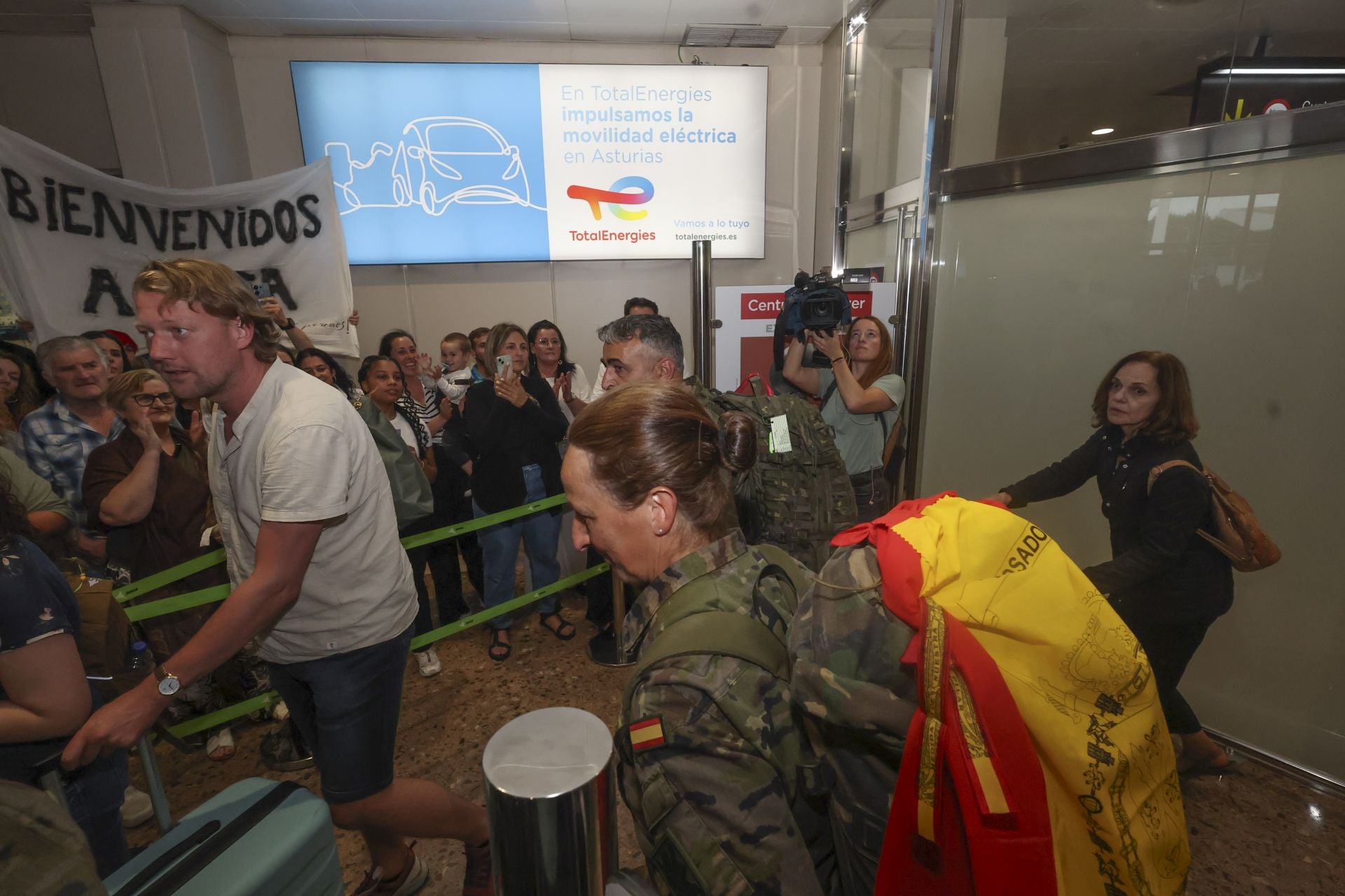 Fotos: Lágrimas y abrazos en un día de recibimientos en el aeropuerto a los militares de Cabo Noval