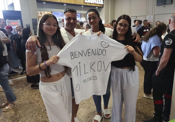Fotos: Lágrimas y abrazos en un día de despedidas y recibimientos en el aeropuerto