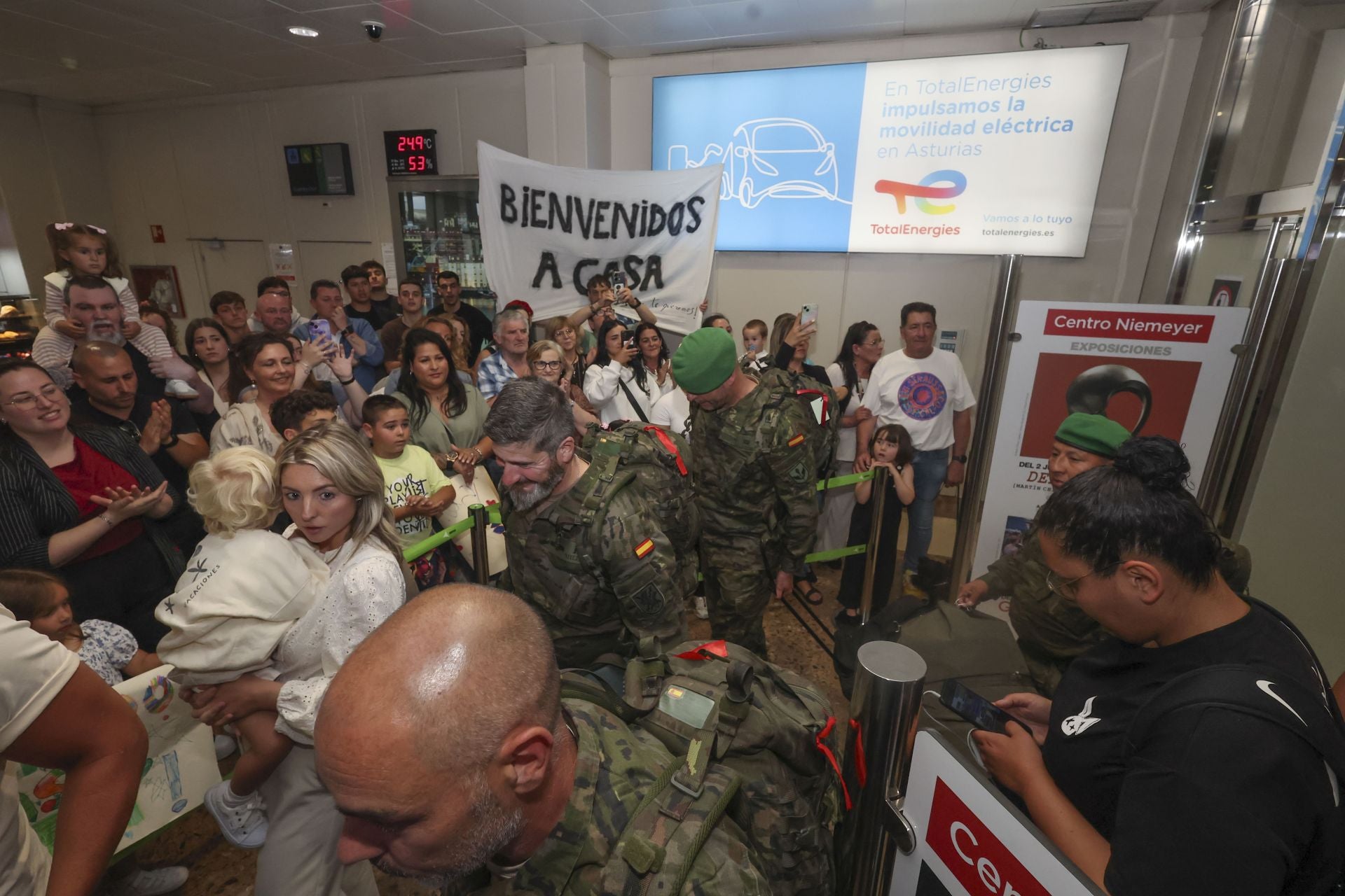 Fotos: Lágrimas y abrazos en un día de recibimientos en el aeropuerto a los militares de Cabo Noval