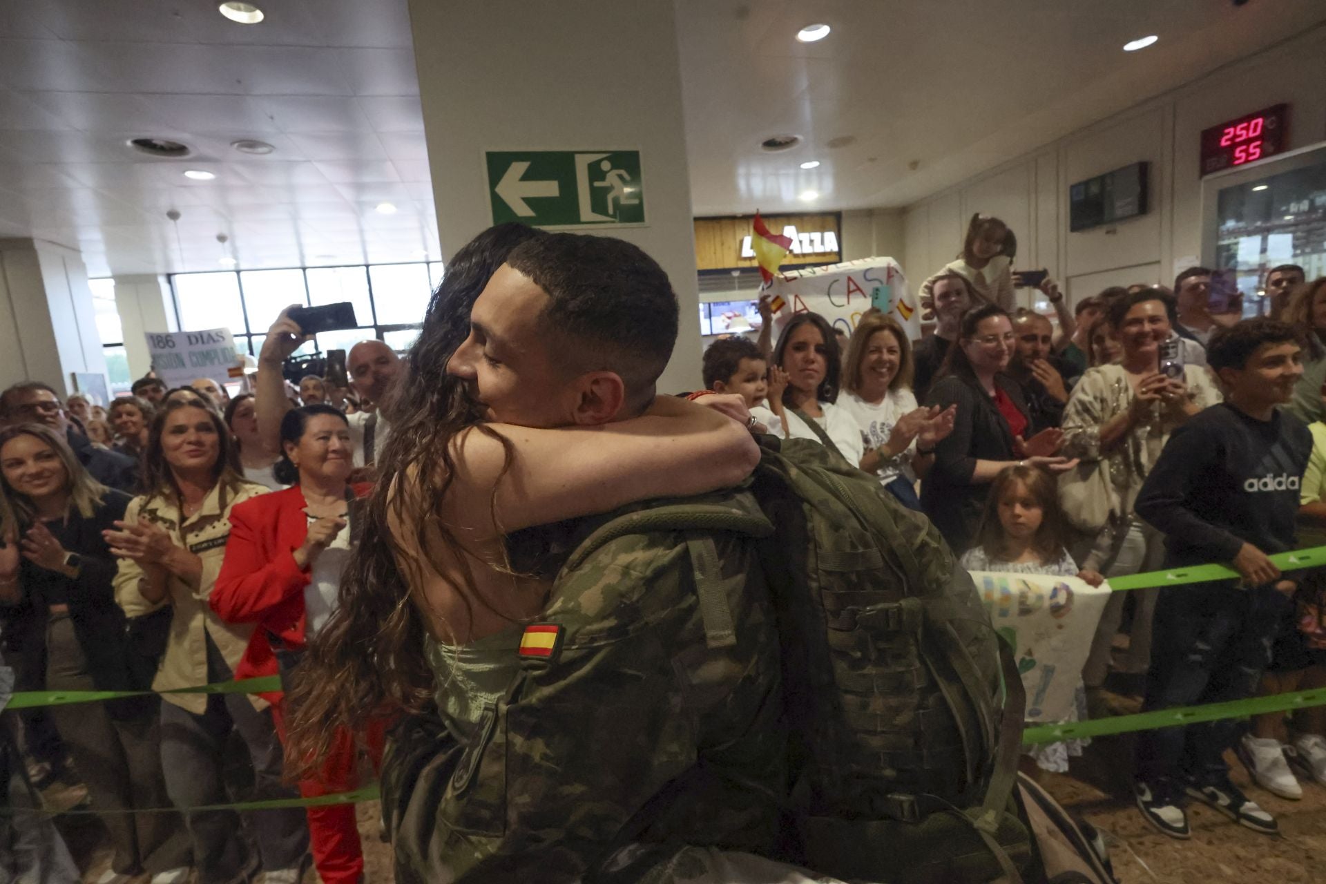 Fotos: Lágrimas y abrazos en un día de recibimientos en el aeropuerto a los militares de Cabo Noval