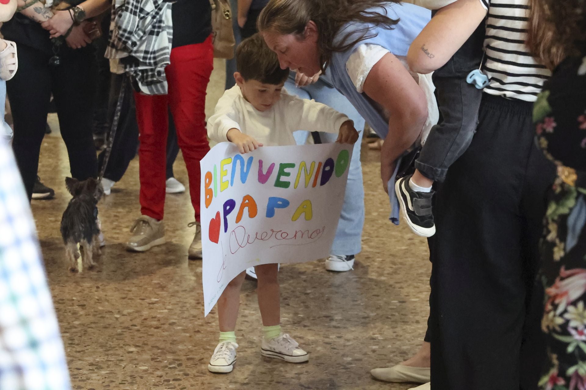 Fotos: Lágrimas y abrazos en un día de recibimientos en el aeropuerto a los militares de Cabo Noval