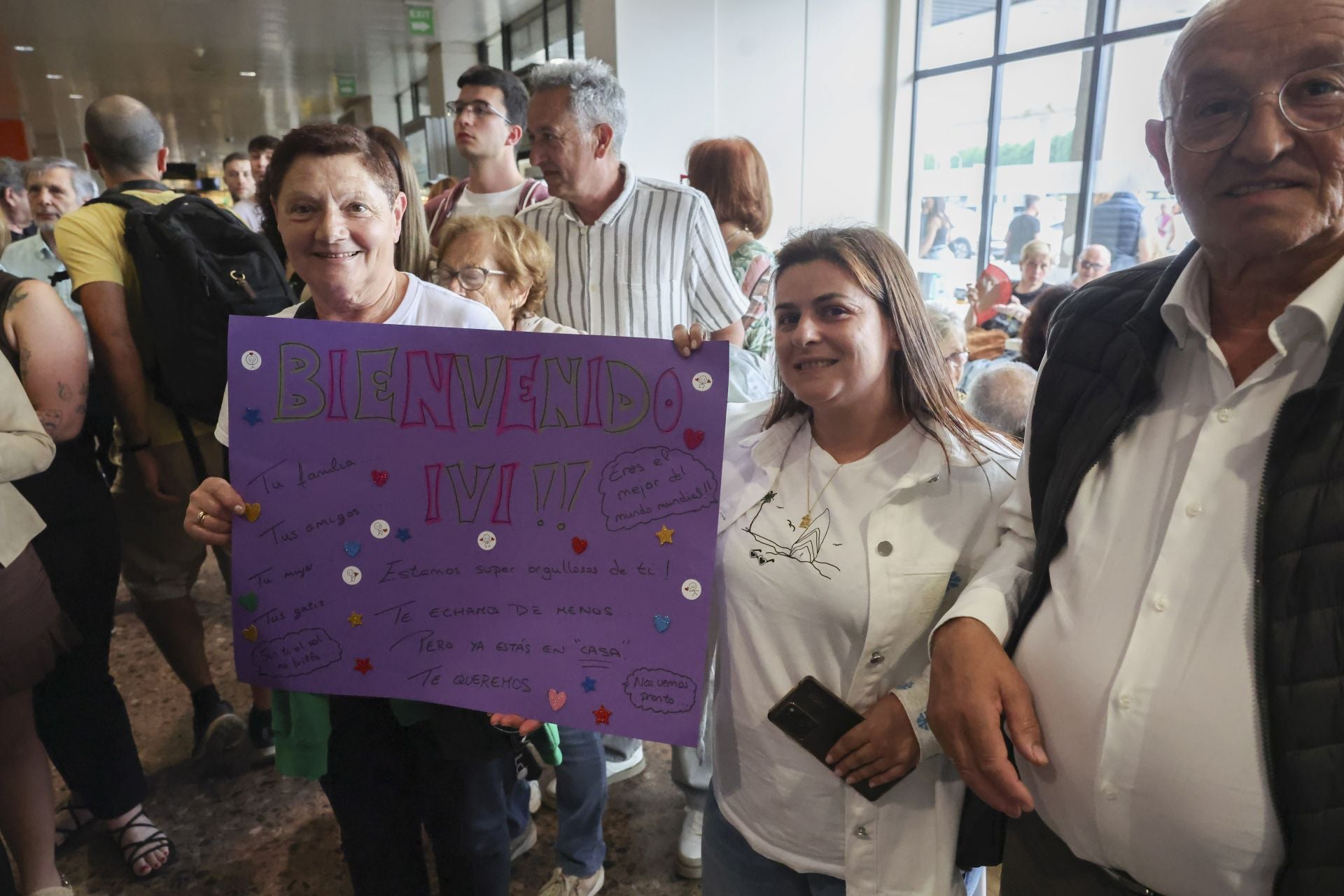 Fotos: Lágrimas y abrazos en un día de recibimientos en el aeropuerto a los militares de Cabo Noval