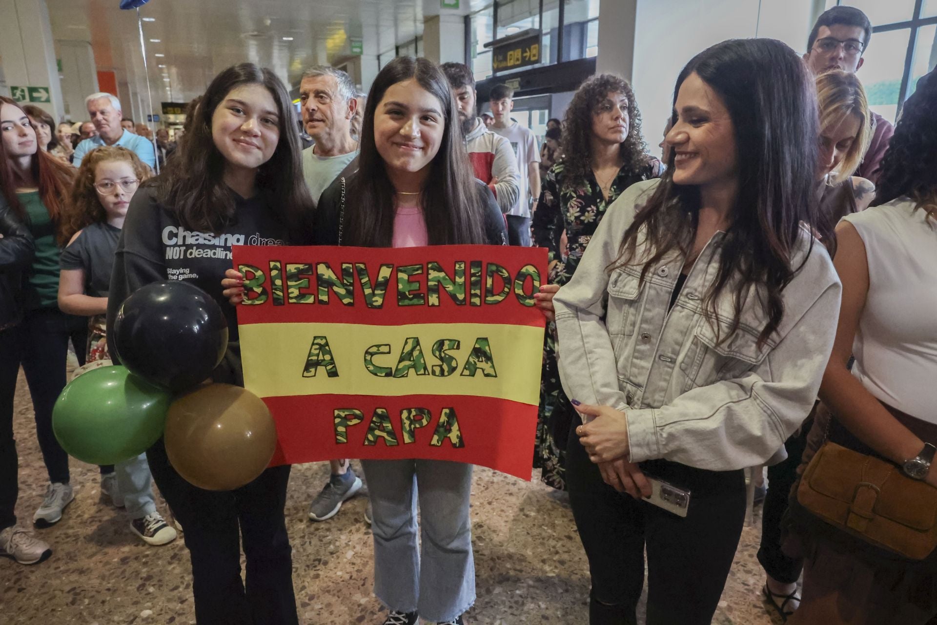 Fotos: Lágrimas y abrazos en un día de recibimientos en el aeropuerto a los militares de Cabo Noval