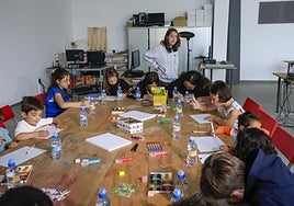 Los niños durante el taller de pintura impartido por una paciente.