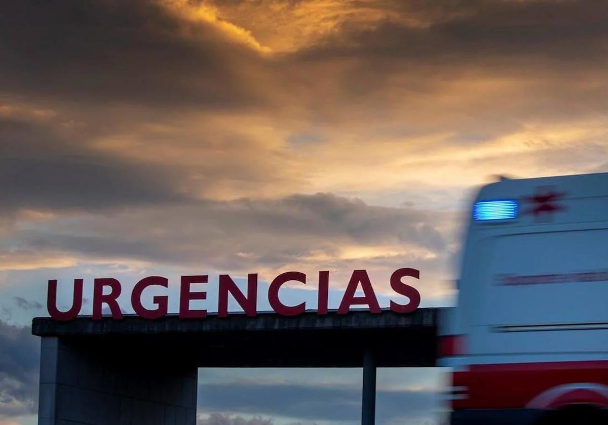 El afectado tuvo que ser rescatado por un equipo de emergencias, a bordo de un helicóptero medicalizado, y trasladado al HUCA