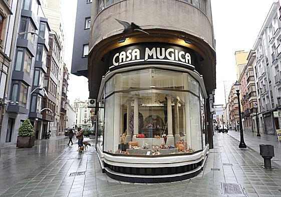 Fachada principal estilo 'art decó' del arquitecto Manuel García Rodríguez.