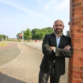El concejal de Urbanismo, Jesús Martínez Salvador, bajo el arco que daba acceso a las instalaciones de la antigua Pecuaria de Somió.