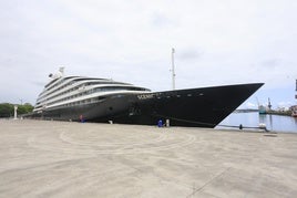 El barco Scenic Eclipse, atracado en el muelle del Niemeyer.