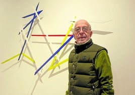 Armando Pedrosa, con una de sus obras.