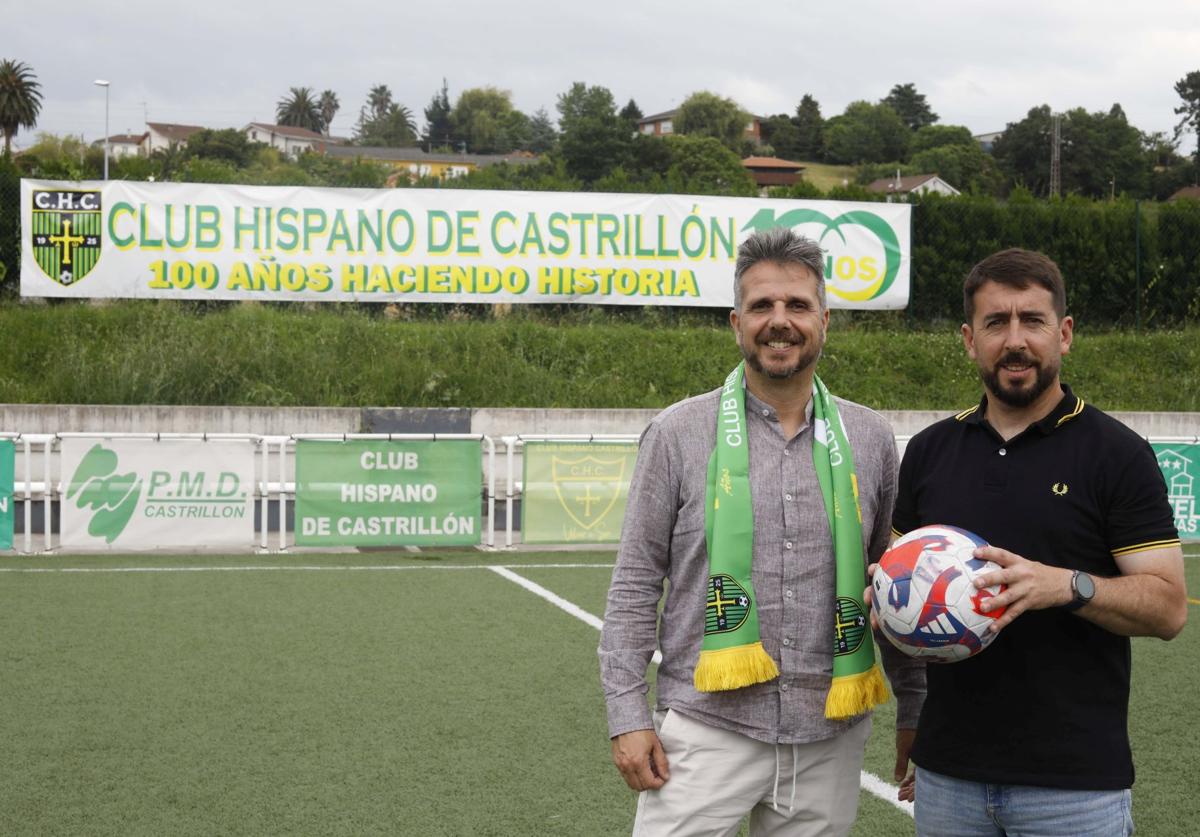 Nacho Nuevo, presidente del Hispano, e Isaac Marquínez, entrenador, en el campo de Ferrota.