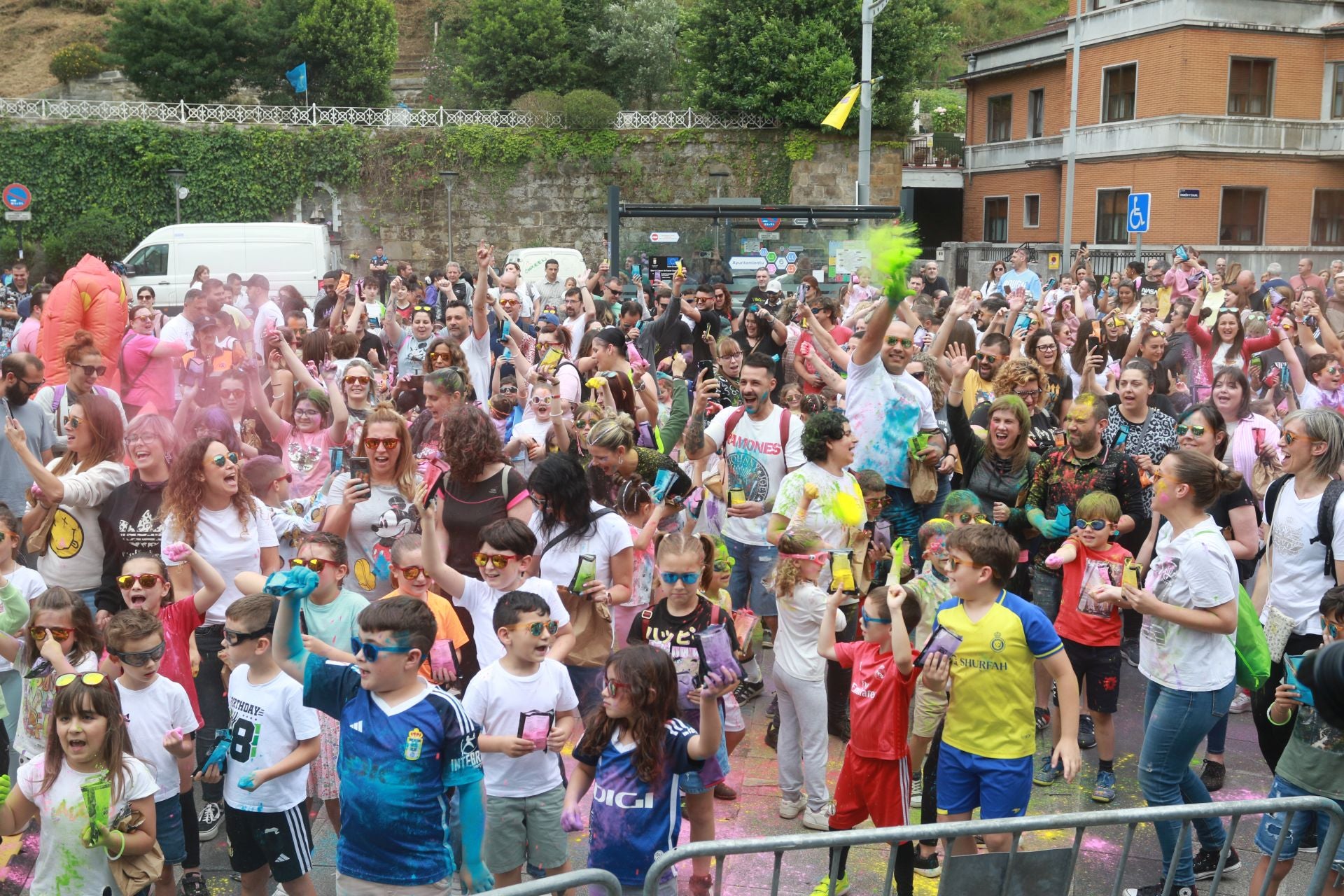 &#039;Foguerina&#039; de colores para toda la familia en Mieres
