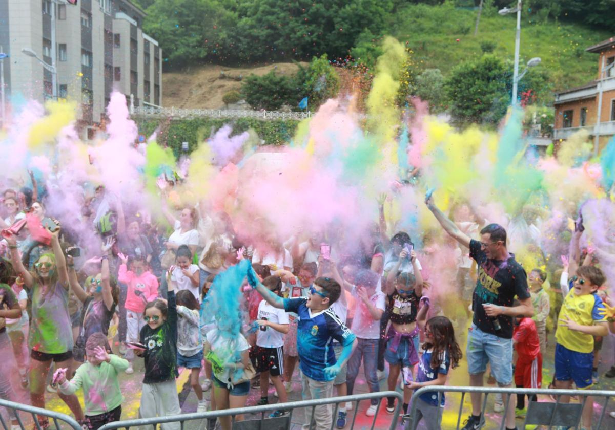 &#039;Foguerina&#039; de colores para toda la familia en Mieres