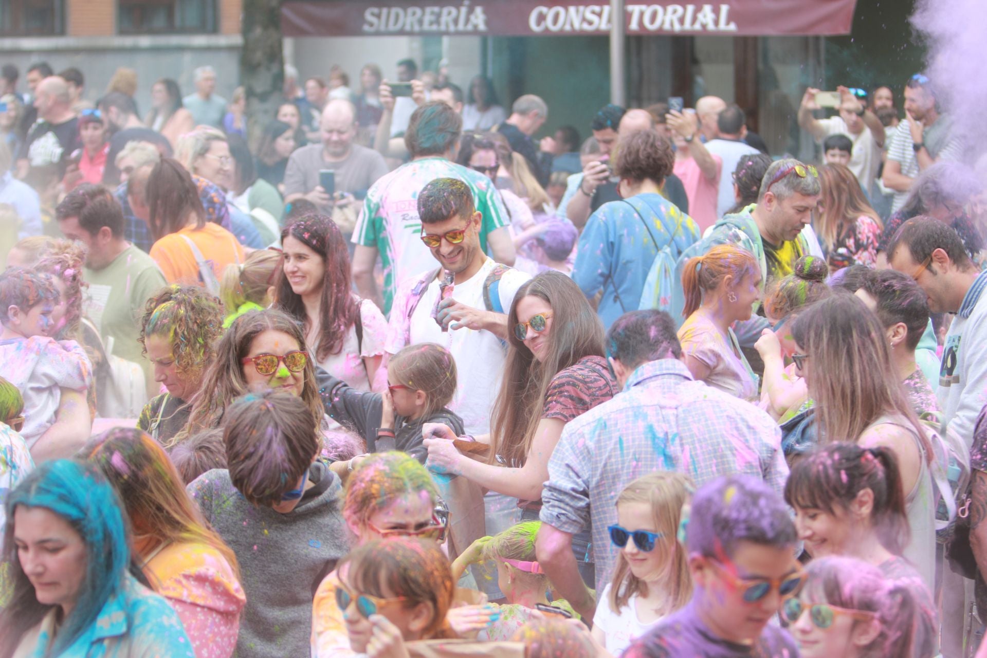 &#039;Foguerina&#039; de colores para toda la familia en Mieres