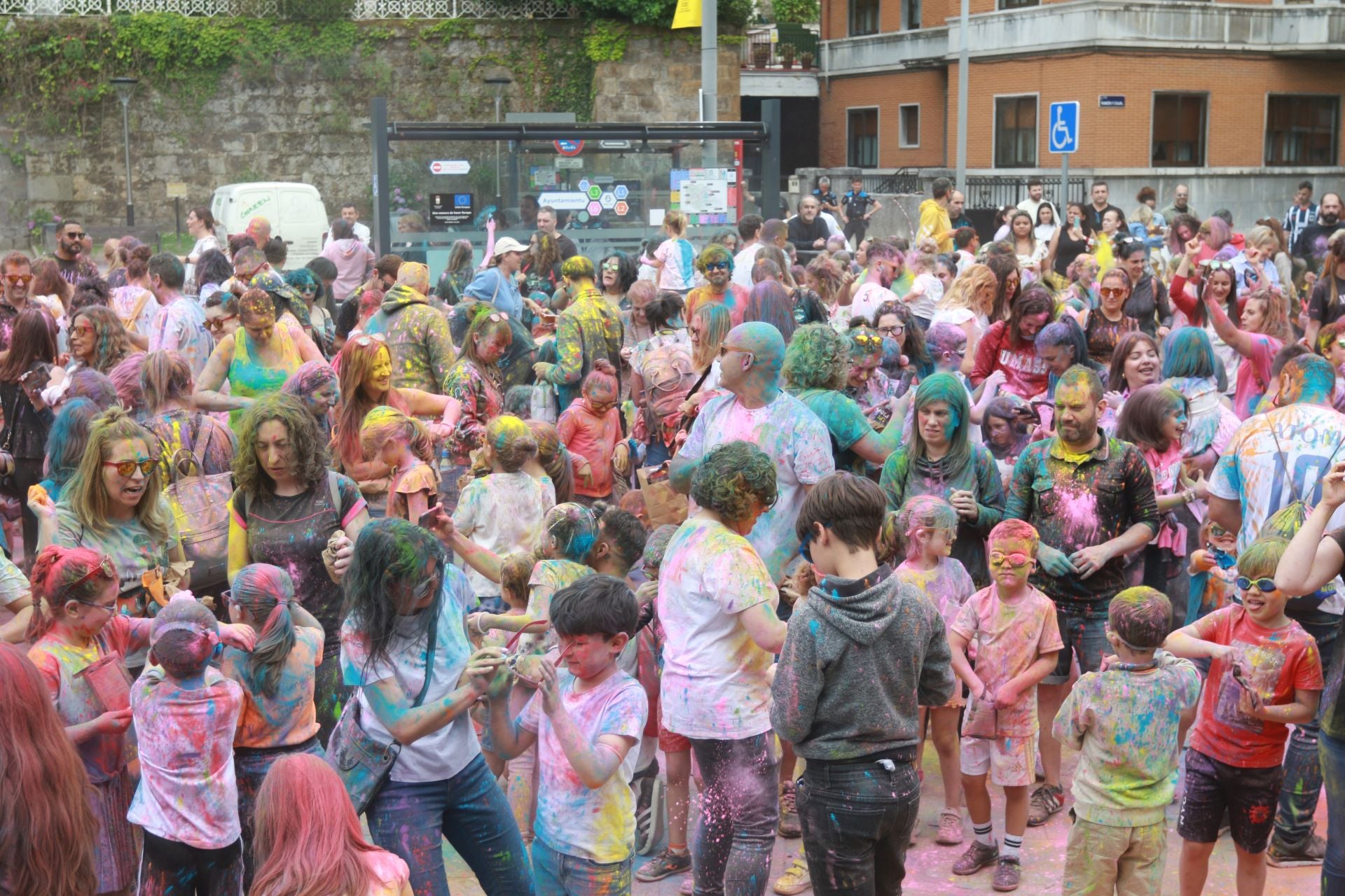 &#039;Foguerina&#039; de colores para toda la familia en Mieres