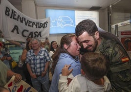 Fotos: Lágrimas y abrazos en un día de recibimientos en el aeropuerto a los militares de Cabo Noval