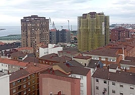 Vista de la torre Sur con andamios en sus fachadas y la torre Norte aún sin ellos en una imagen reciente.
