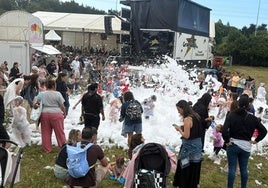 Cerca de un centenar de niños disfrutó de la fiesta de la espuma organizada en Nuevo Roces.