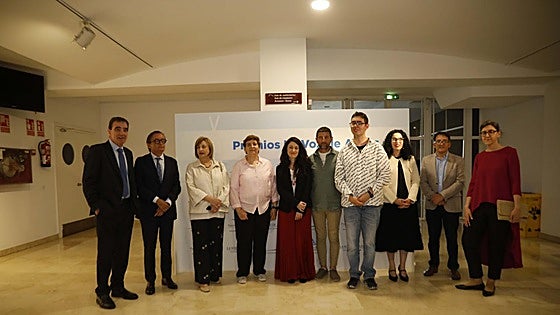 Ignacio Pérez Alonso, director general de LA VOZ: Alfredo Suárez, presidente de Asturmadi; Mariví Monteserín, alcaldesa de Avilés; la entrenadora Yolanda Mijares; la pianista Noelia Rodiles; el director del colegio San Cristóbal, Rubén Velasco; el alumno José Luis Chamorro; Vanessa Gutiérrez, consejera de Cultura; Ángel González, director del periódico, y Ruth Arias, Jefa de Redacción, antes de comenzar la gala en la Casa de Cultura.
