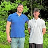 Alberto Entrerríos, junto a su hijo Adrián, una de las promesas de balonmano.
