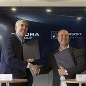 El CEO de Indra, José Vicente de los Mozos, y el de Intersoft Electronics, Luc Swieten, en la firma del acuerdo entre ambas, ayer, en París .
